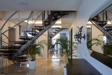 Фото интерьера лестницы квартиры в современном стиле Фото интерьера лестничного холла квартиры в современном стиле Фото интерьера входной зоны квартир