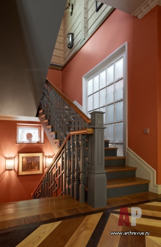 Фото интерьера лестницы дома в стиле кантри Фото интерьера лестничного холла дома в стиле кантри