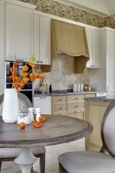 Фото интерьера кухни дома в стиле неоклассика