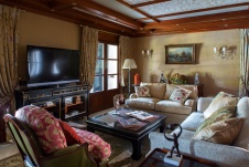 Фото интерьера гостиной дома в классическом стиле