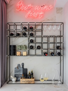 Фото интерьера винотеки квартиры в стиле минимализм