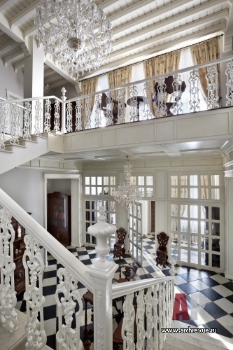 Фото интерьера лестницы дома в классическом стиле Фото интерьера лестничного холла дома в классическом стиле