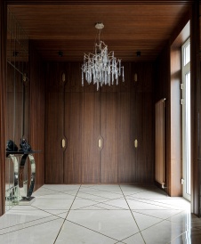 Фото интерьера входной зоны гостевого дома в стиле современная классика