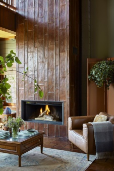 Фото интерьера каминной деревянного дома в стиле фьюжн