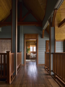 Фото интерьера коридора деревянного дома в стиле фьюжн