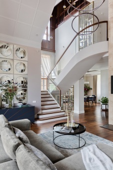 Фото лестницы дома в стиле неоклассика Фото интерьера лестничного холла дома в стиле неоклассика