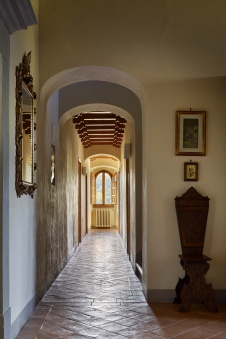 Фото интерьера коридора дома в классическом стиле 