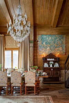 Фото интерьера гостиной деревянного дома в стиле шале