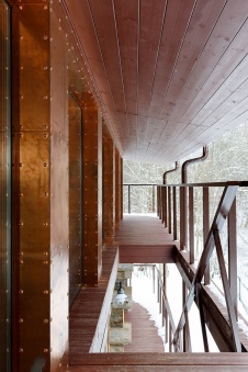 Фото балкона деревянного дома в современном стиле