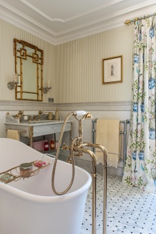 Фото интерьера ванной комнаты дома в стиле Прованс