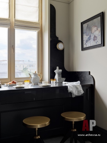 Фото интерьера кухни квартиры в стиле неоклассика 
