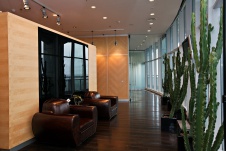 Фото интерьера ресепшена панорамного офиса в современном стиле 