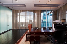 Фото интерьера кабинета панорамного офиса в современном стиле 