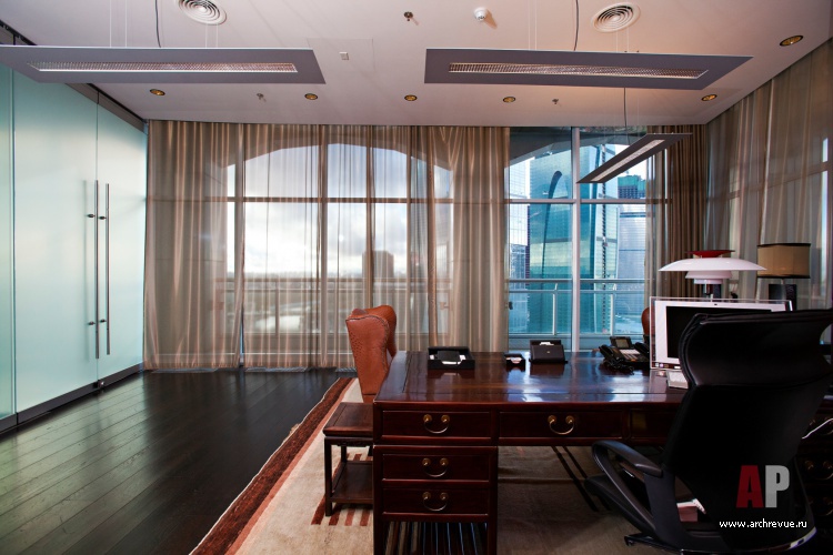 Фото интерьера кабинета панорамного офиса в стиле ар-деко 