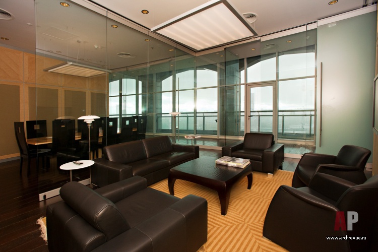 Фото интерьера переговорной панорамного офиса в стиле ар-деко 