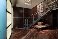 Фото лестничного холла двухуровневой квартиры в современном стиле