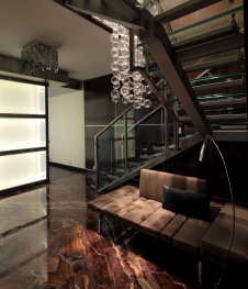 Фото лестницы двухуровневой квартиры в современном стиле