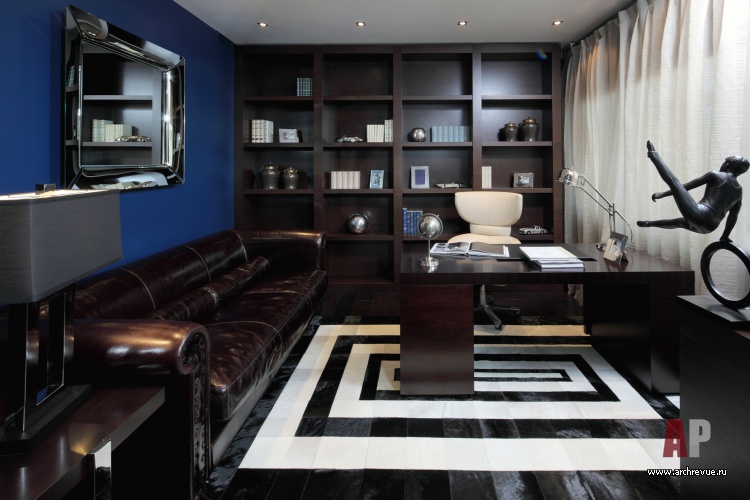 Фото интерьера кабинета двухуровневой квартиры в современном стиле