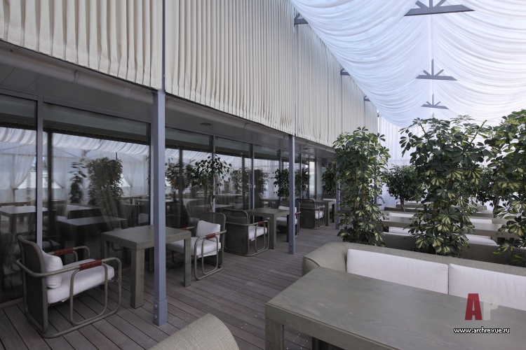 Фото интерьера террасы ресторана с летней террасой в торговом центре