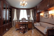 Фото интерьера кабинета трехэтажного дома в современной классике