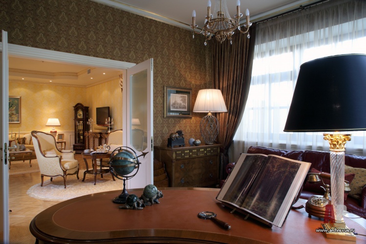 Фото интерьера кабинета трехэтажной квартиры в классике