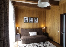 Фото интерьера гостевой комнаты деревянного загородного дома в эко стиле
