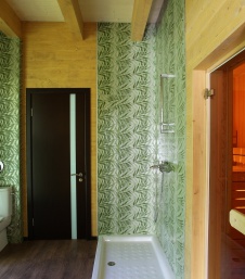 Фото интерьера санузла деревянного загородного дома в эко стиле