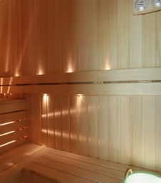 Фото интерьера сауны деревянного загородного дома в эко стиле