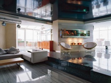 Фото интерьера гостиной трехуровневого пентхауса в стиле хай-тек