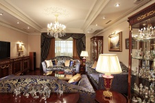 Фото интерьера гостиной квартиры в классике с застекленной верандой