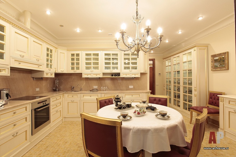 Фото интерьера кухни квартиры в классике с застекленной верандой
