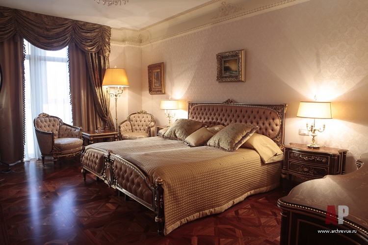 Фото интерьера спальни квартиры в классике с застекленной верандой