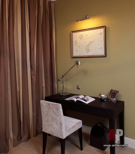 Фото интерьера кабинета небольшой квартиры в неоклассическом стиле