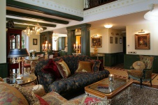 Фото интерьера гостиной загородного дома в классическом стиле