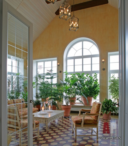 Фото интерьера зимнего сада загородного дома в классическом стиле