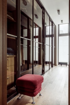 Фото интерьера гардеробной дома в современном стиле