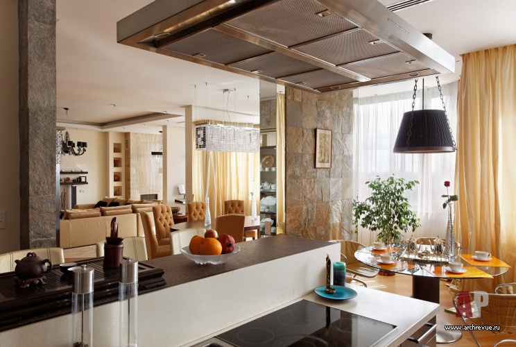 Фото интерьера кухни трехуровневого пентхауса в современном стиле