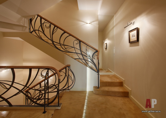 Фото лестницы трехуровневого пентхауса в современном стиле