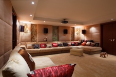 Фото интерьера домашнего кинотеатра трехуровневого пентхауса в современном стиле