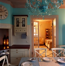 Фото интерьера кухни двухэтажного дома в стиле фьюжн