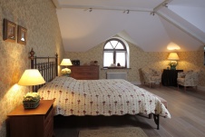 Фото интерьера спальни загородного дома в стиле фьюжн
