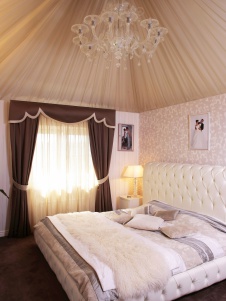 Фото интерьера спальни загородного дома в стиле гламур