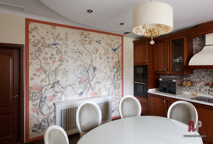Фото интерьера кухни двухуровневой квартиры в стиле неоклассика