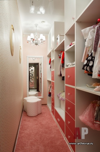 Фото интерьера гардеробной двухуровневой квартиры в стиле неоклассика