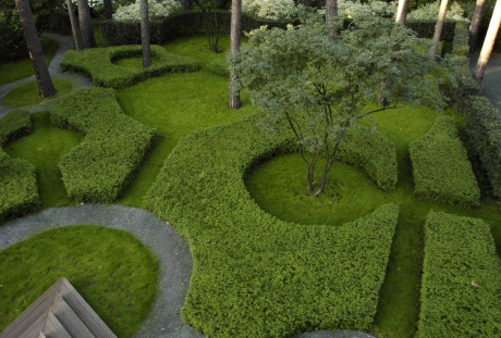 Монохромный сад с лабиринтом