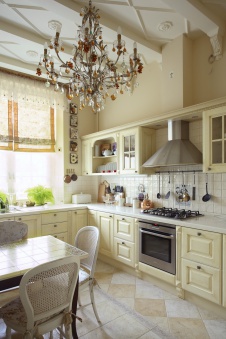 Фото интерьера кухни трехэтажного загородного дома в классическом стиле