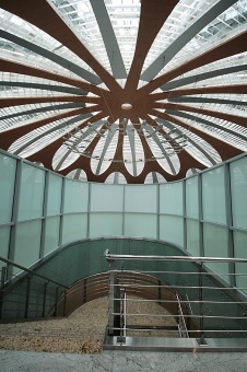 Фото лестницы холла аэропорта международного аэропорта «Шереметьево-3» в современном стиле