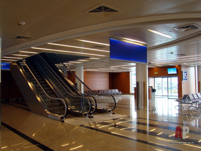 Фото интерьера лестничного холла аэропорта международного аэропорта «Шереметьево-3» в современном стиле