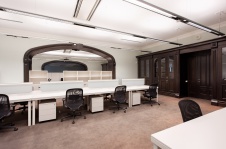 Фото интерьера рабочей зоны офиса банка в классическом стиле