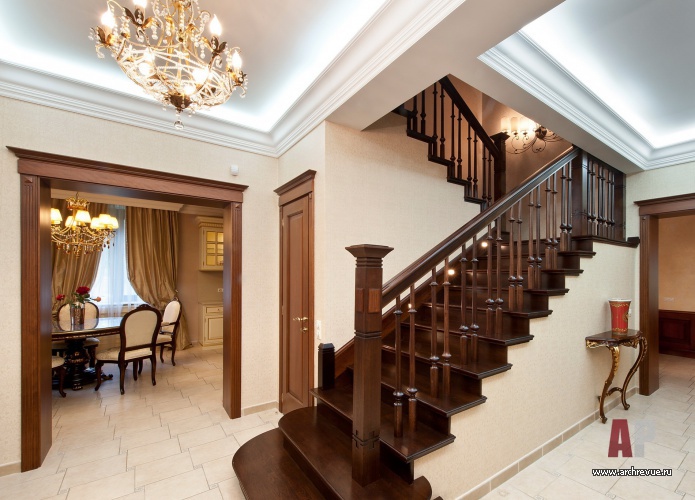 Фото лестницы двухэтажного загородного дома в классическом стиле